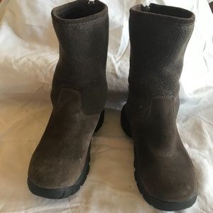 Land's End brown suede boot. Size 6 M.